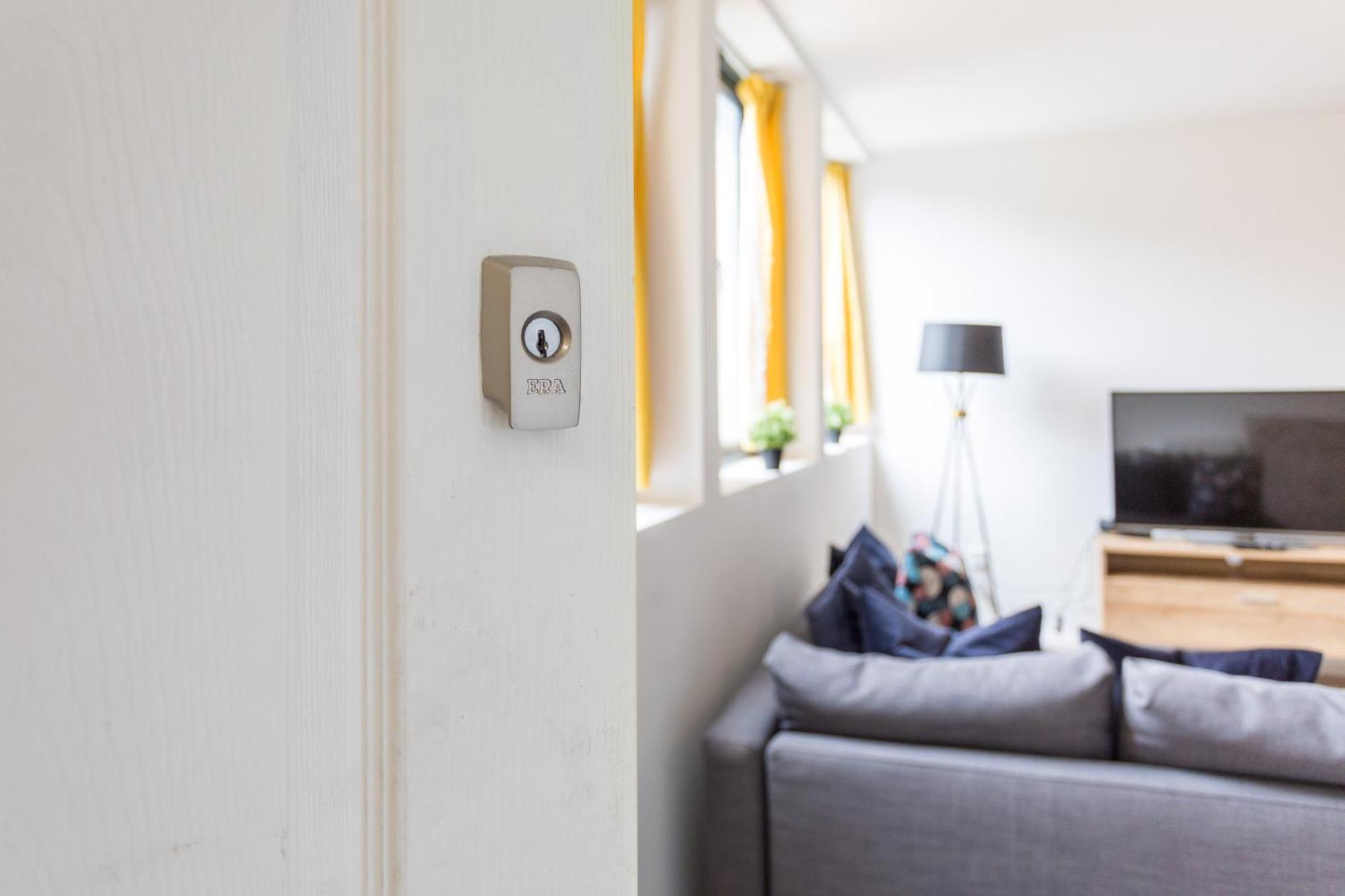 Flat 7- Spacious Studio Flat In The Heart Of Crawley Kültér fotó