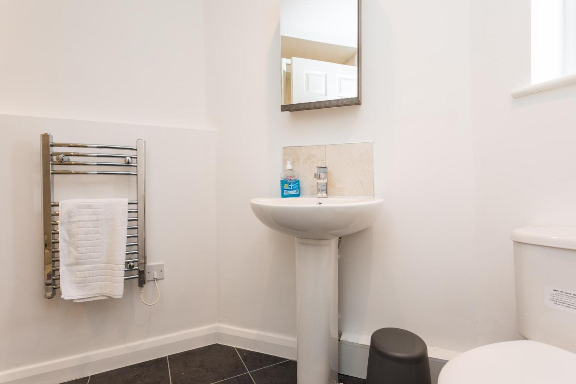 Flat 7- Spacious Studio Flat In The Heart Of Crawley Kültér fotó
