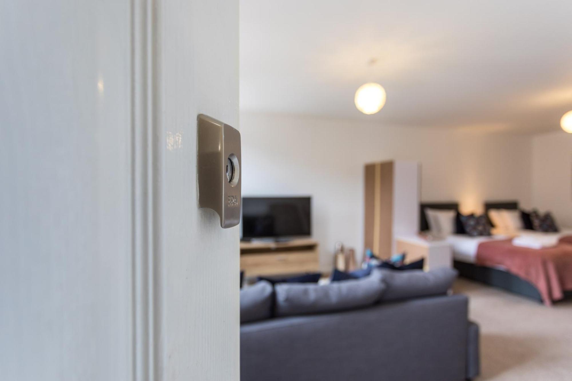 Flat 7- Spacious Studio Flat In The Heart Of Crawley Kültér fotó