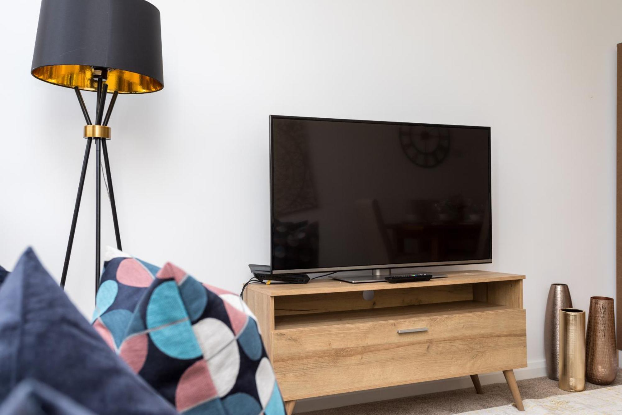 Flat 7- Spacious Studio Flat In The Heart Of Crawley Kültér fotó