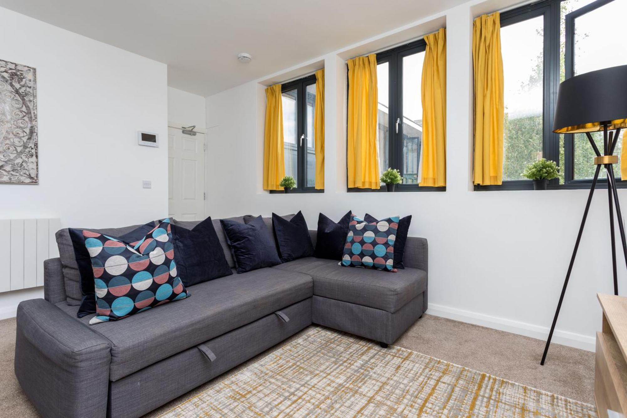 Flat 7- Spacious Studio Flat In The Heart Of Crawley Kültér fotó