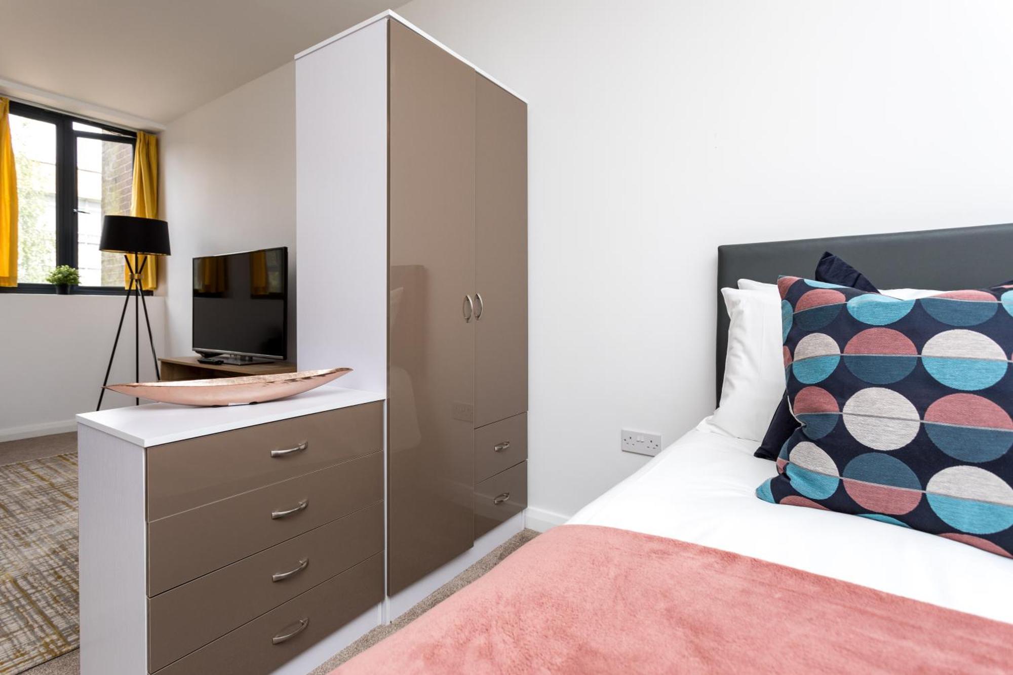 Flat 7- Spacious Studio Flat In The Heart Of Crawley Kültér fotó