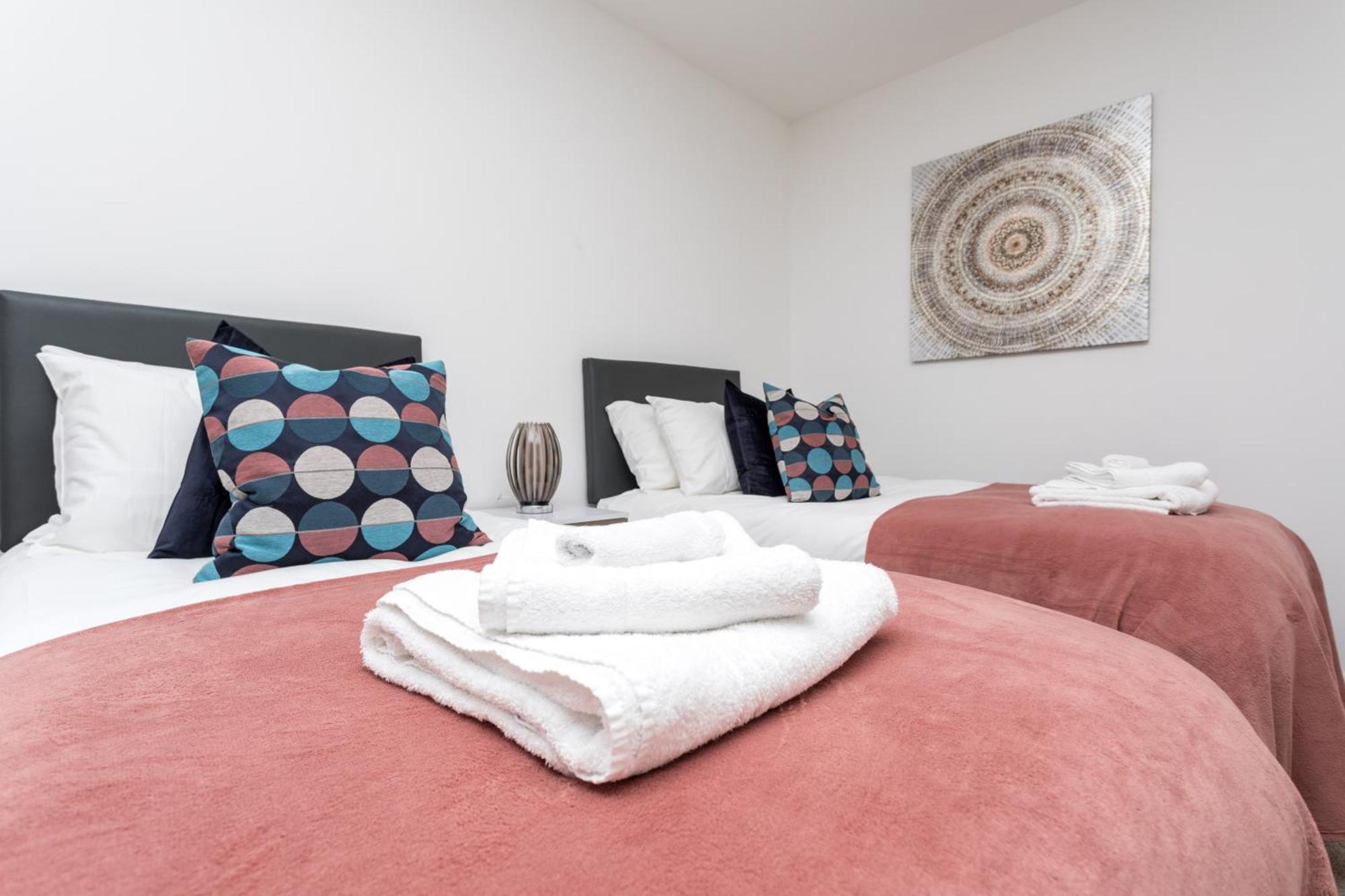 Flat 7- Spacious Studio Flat In The Heart Of Crawley Kültér fotó