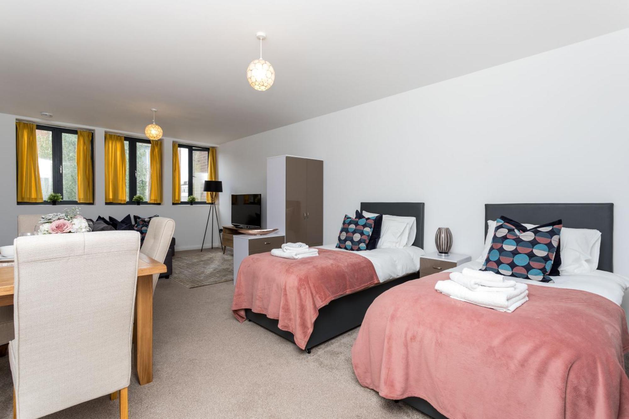 Flat 7- Spacious Studio Flat In The Heart Of Crawley Kültér fotó