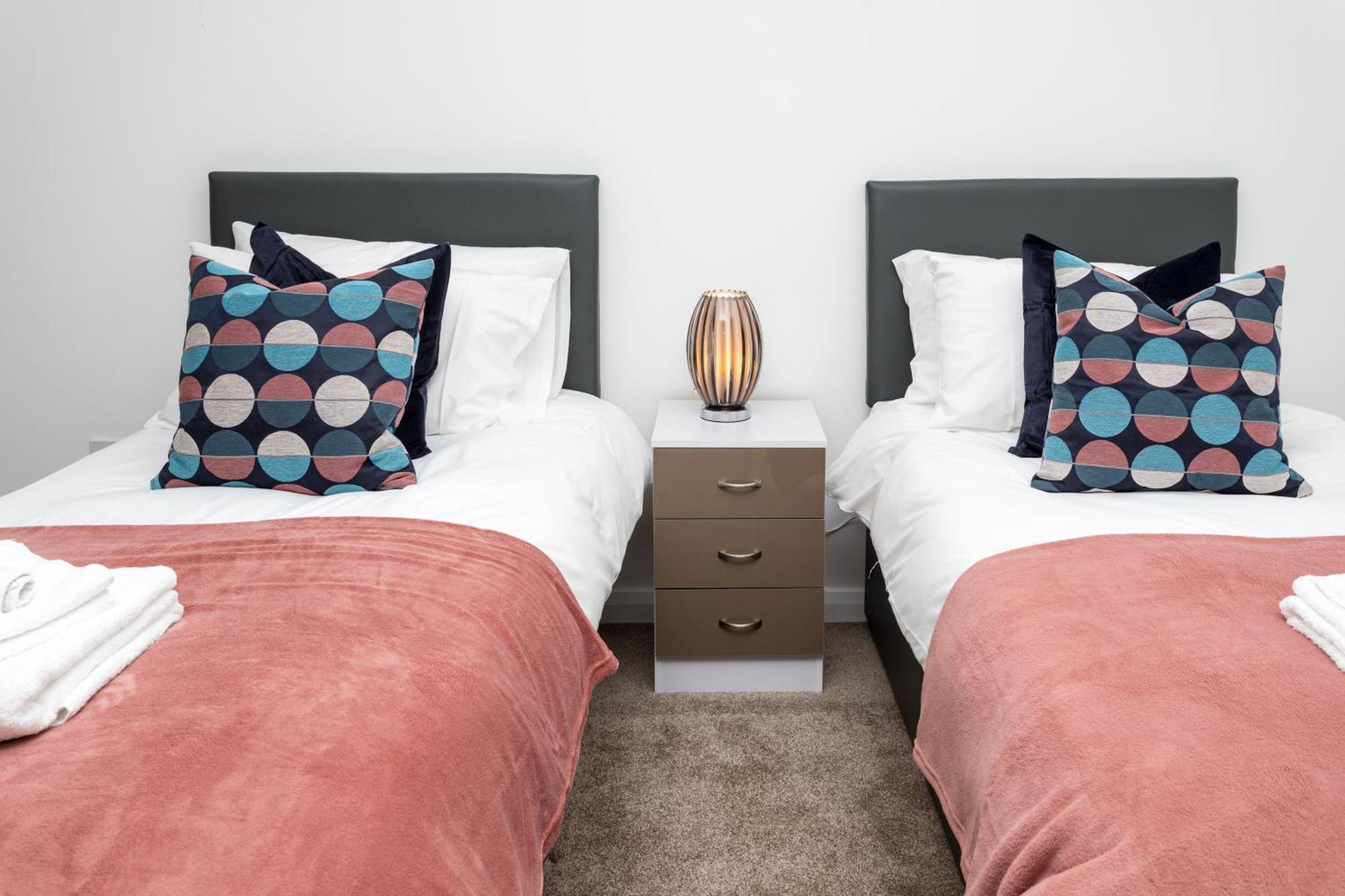 Flat 7- Spacious Studio Flat In The Heart Of Crawley Kültér fotó