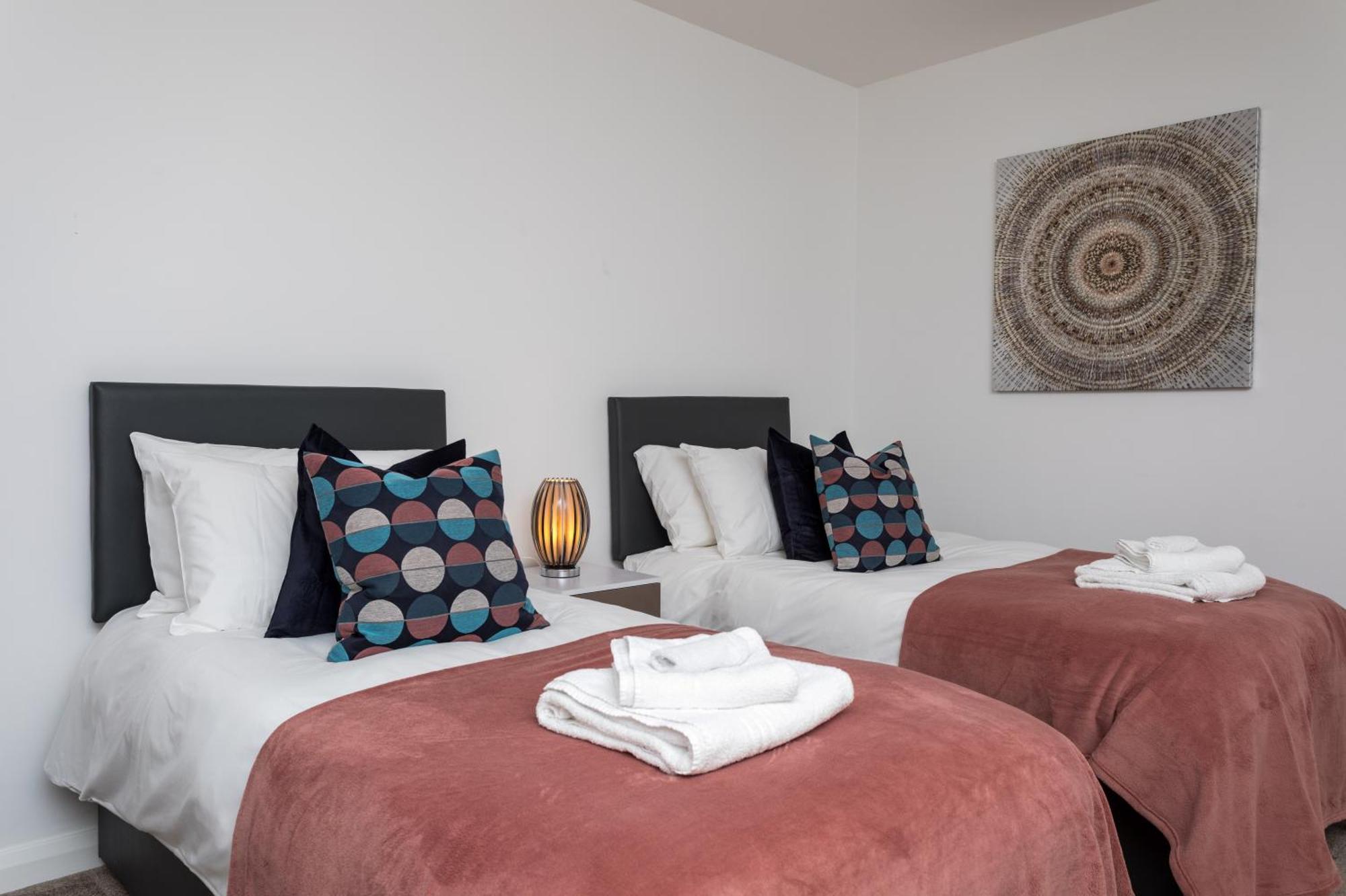 Flat 7- Spacious Studio Flat In The Heart Of Crawley Kültér fotó