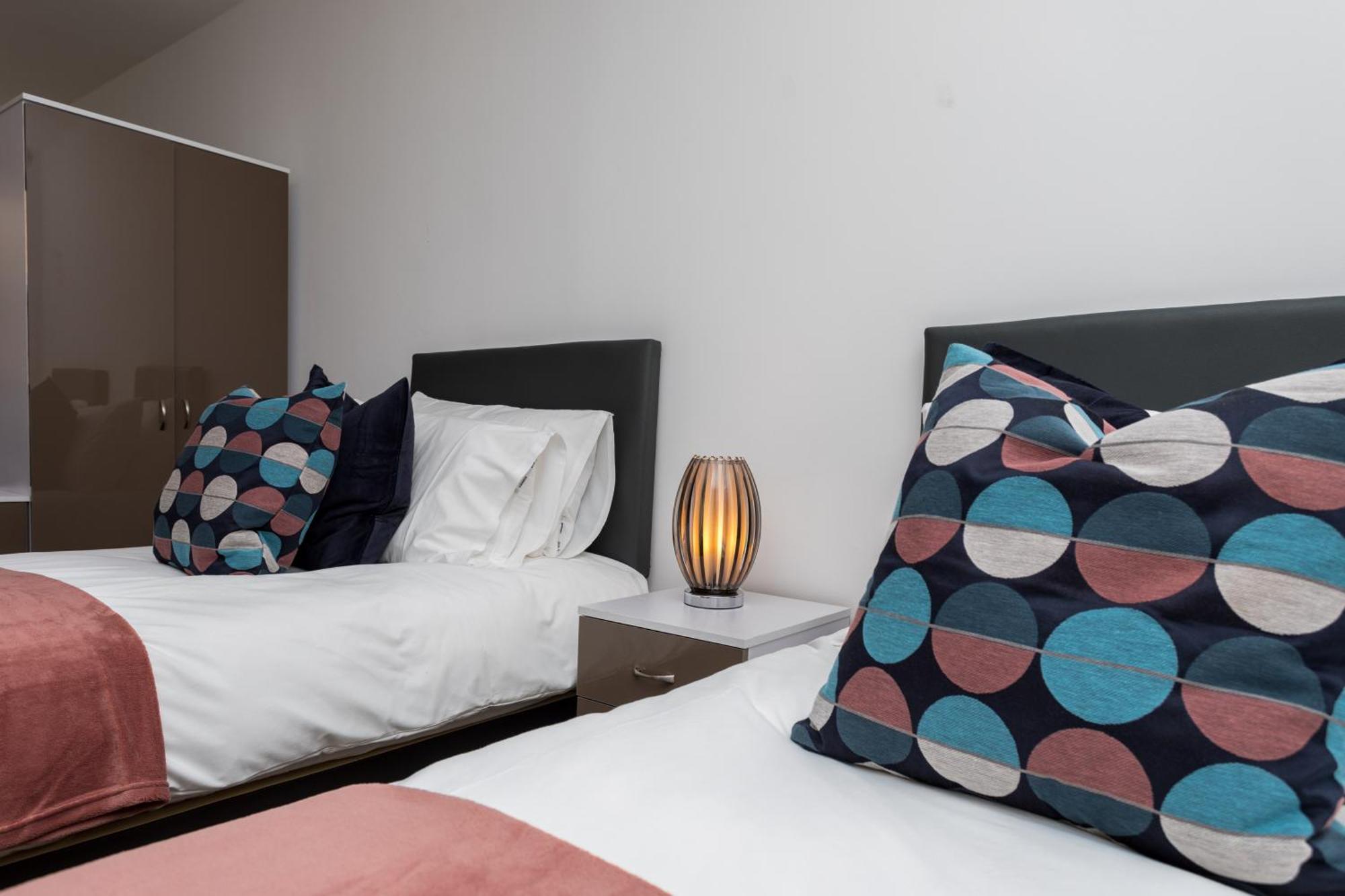 Flat 7- Spacious Studio Flat In The Heart Of Crawley Kültér fotó