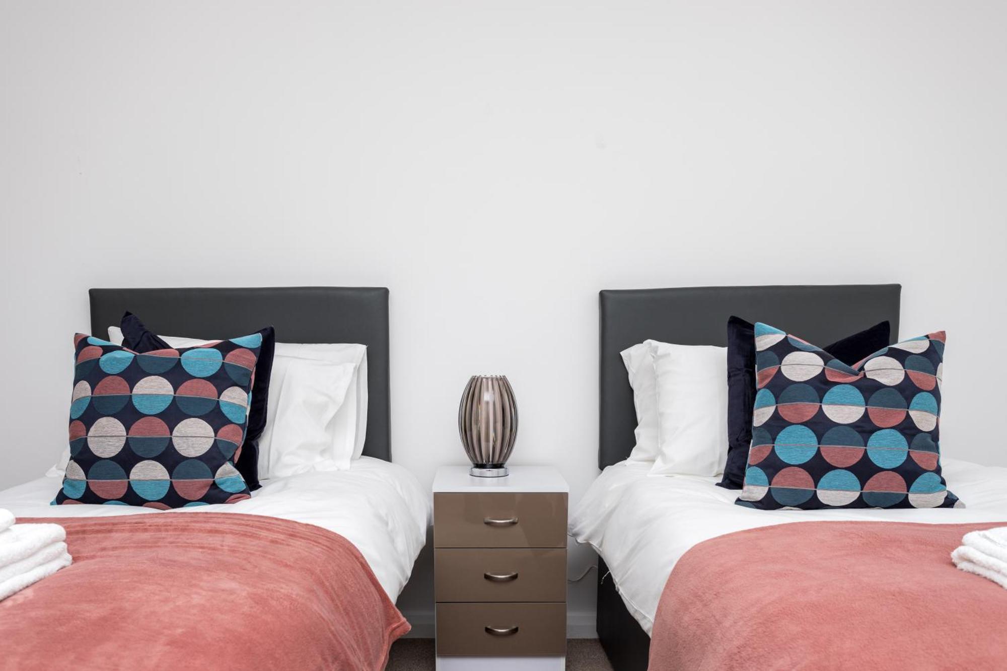 Flat 7- Spacious Studio Flat In The Heart Of Crawley Kültér fotó